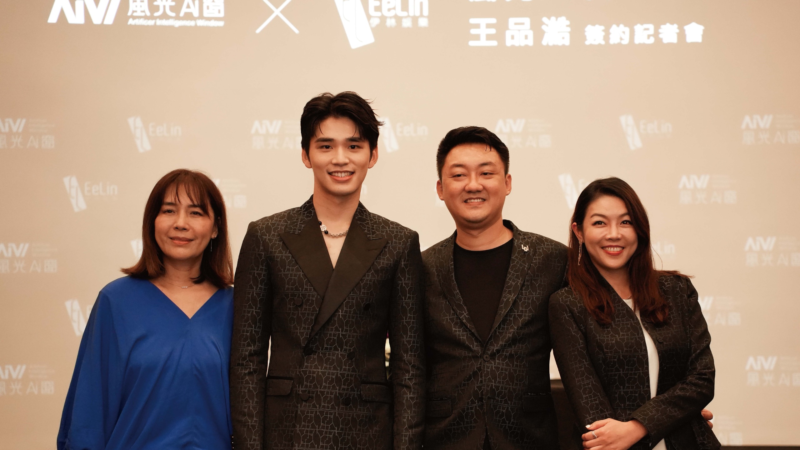 風光Ai窗 X 伊林娛樂 王品澔簽約記者會合影，背板為雙品牌主視覺